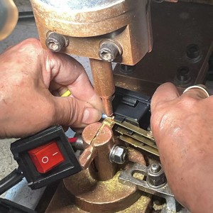 Spot welding ng mga piraso ng tanso